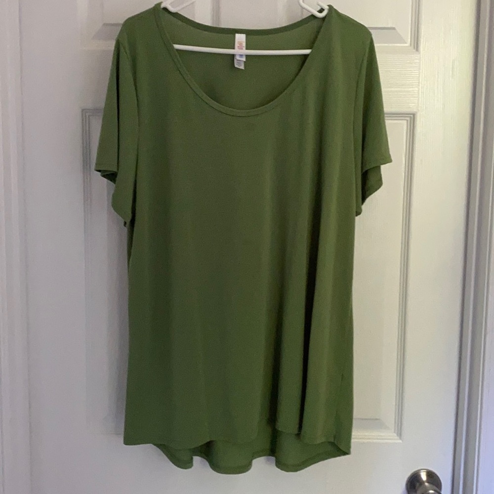 Lularoe t shirt, good condition, never worn.
